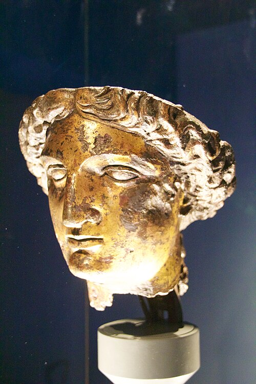 La testa dorata di Sulis Minerva, dalle terme di Bath